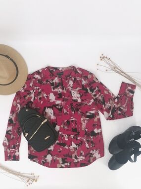 ✨The Limited Petite Jewel Neck Keyhole Front Blouse – Magenta Abstract Print✨